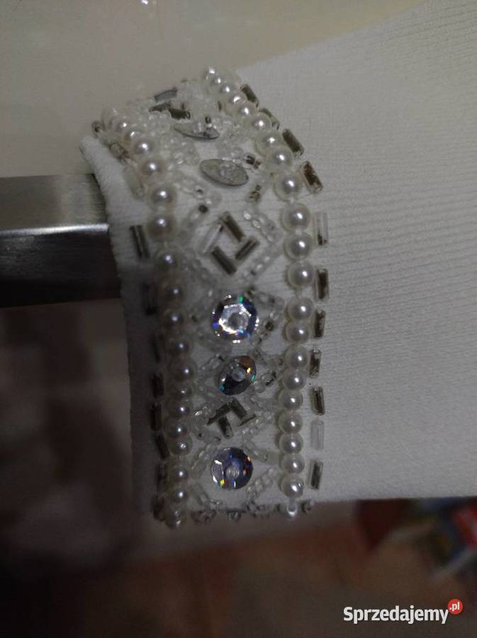 Biały sweter z ozdobną biżuterią w kolorze biały Moda i Styl Lublin