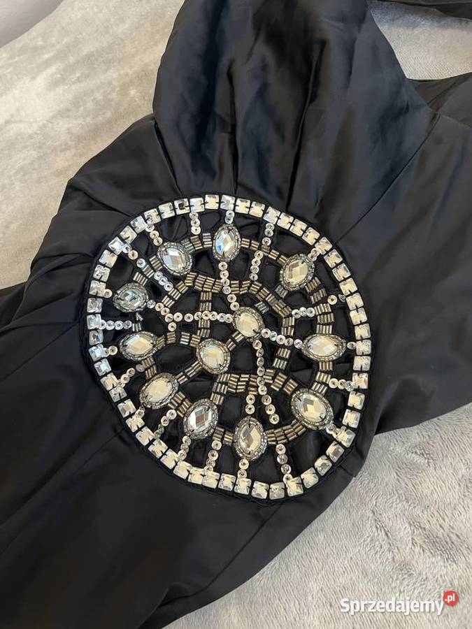 Sukienka na jedno ramię czarna ze zdobieniem na Jasło