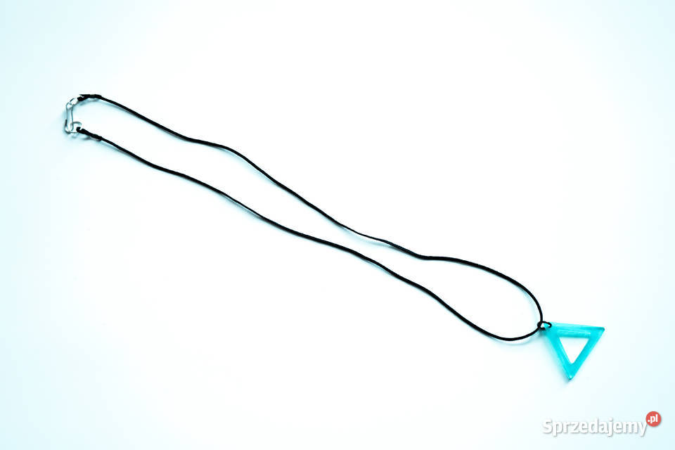 Błękitny trójkątny wisiorek z żywicy epoksydowej mazowieckie