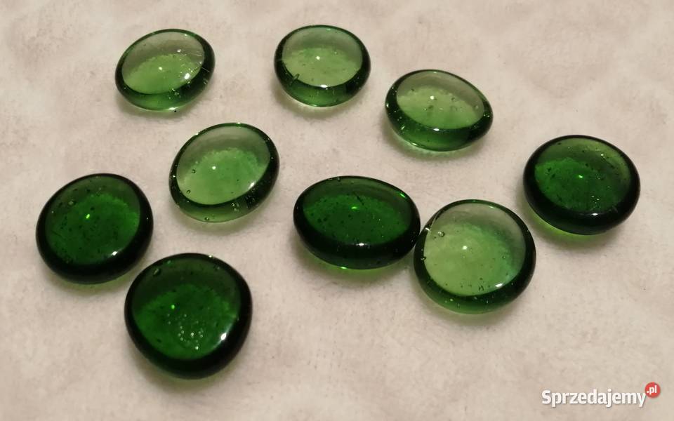 Zielone ozdobne przeźroczyste kryształki kamyki