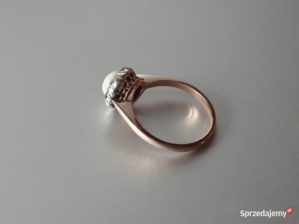 Złoty Pierścionek z Białym Koralem Diamenty 13 Korale opolskie Brzeg