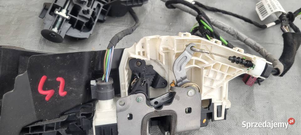 ZAMEK DRZWI LEWY PRZÓD MERCEDES W204 A2047202535