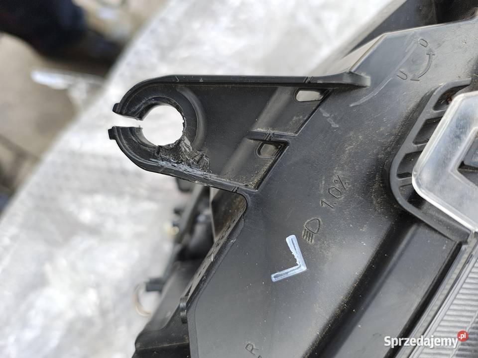 RAV4 V Lampa prawa przednia reflektor LED osobowe sprzedam