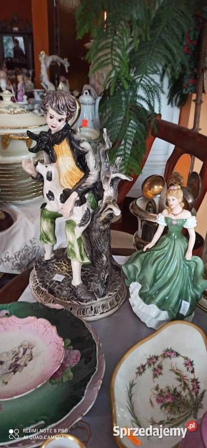 Siedzący chłopiec z pieskiem Figurka bez pomorskie