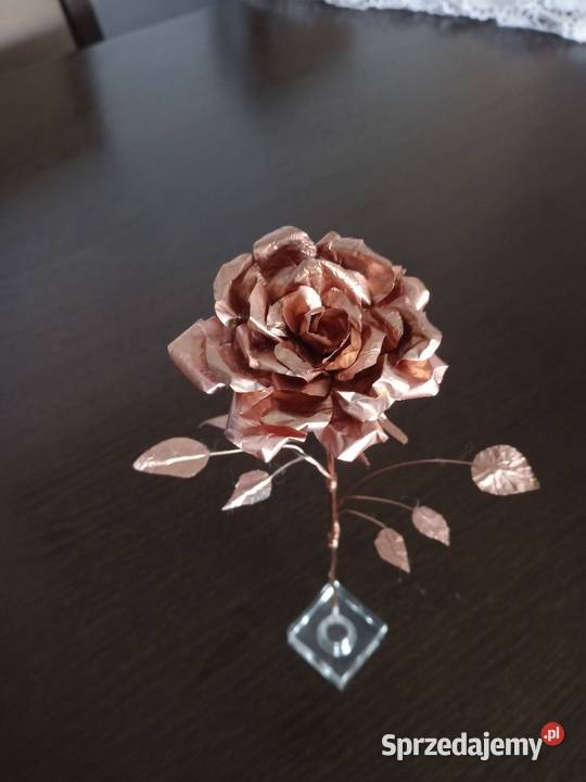 Róże miedziane metaloplasyka