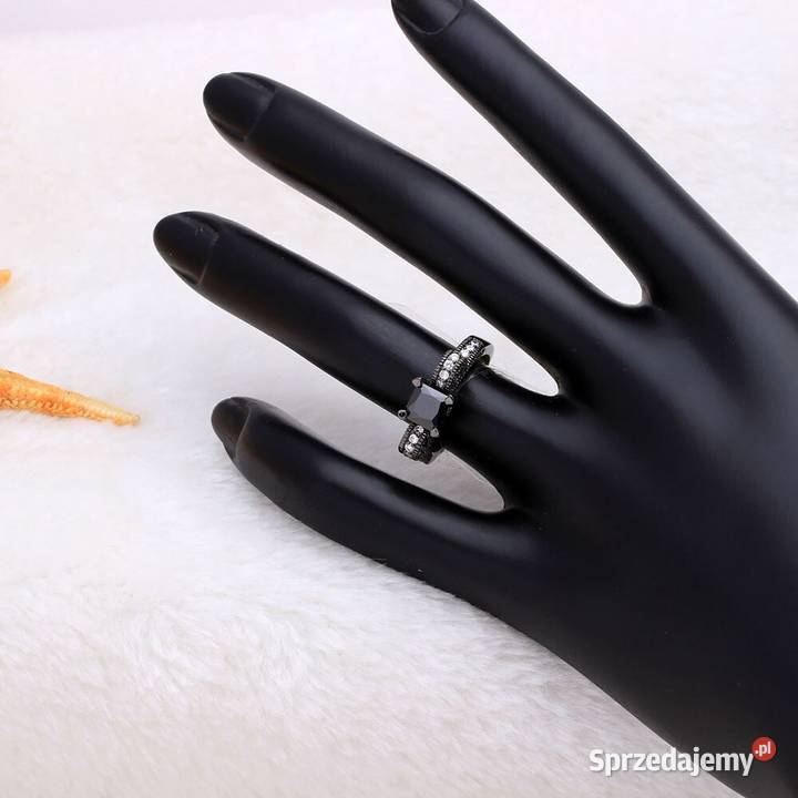 Nowy czarny pierścionek białe cyrkonie kokarda