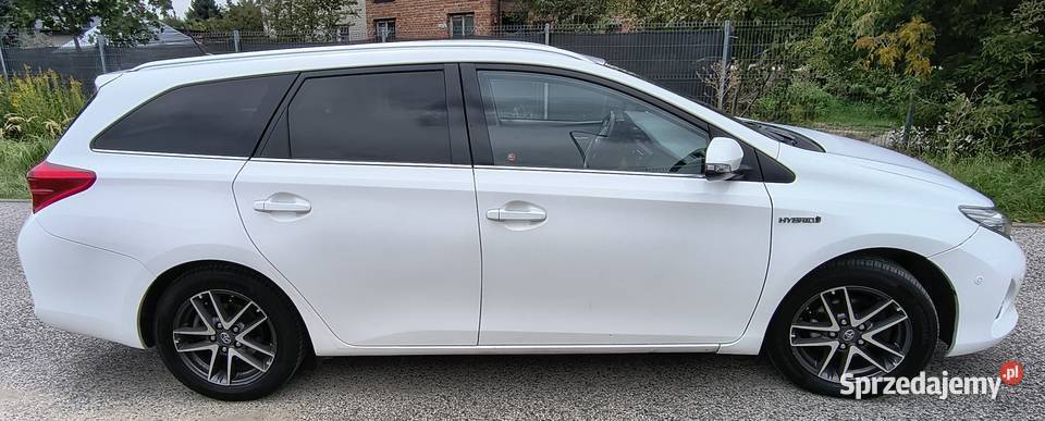 Toyota Auris Touring Sports Hybrid 18 136 2015 Raszyn