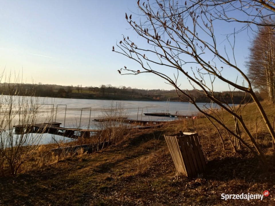 Piękny widok na wodę ze wzgórza Idealna pod twój