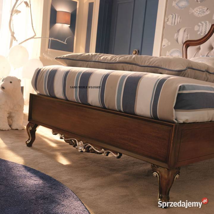 Klasyczne drewniane łóżko włoskie wkolorze