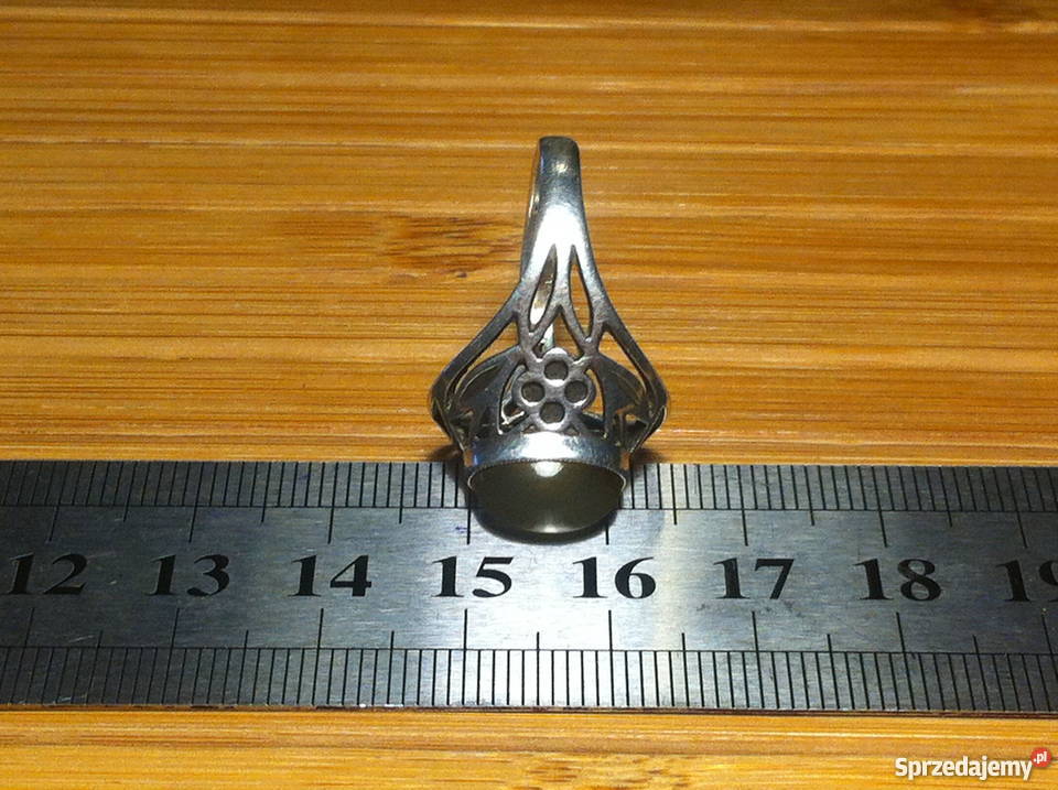 Srebrny pierścionek z naturalnym kamieniem srebrne