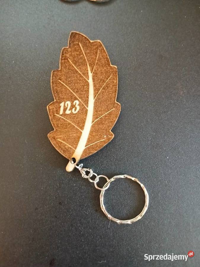 Firmowy brelok drewniany z logo numeracja Skawina