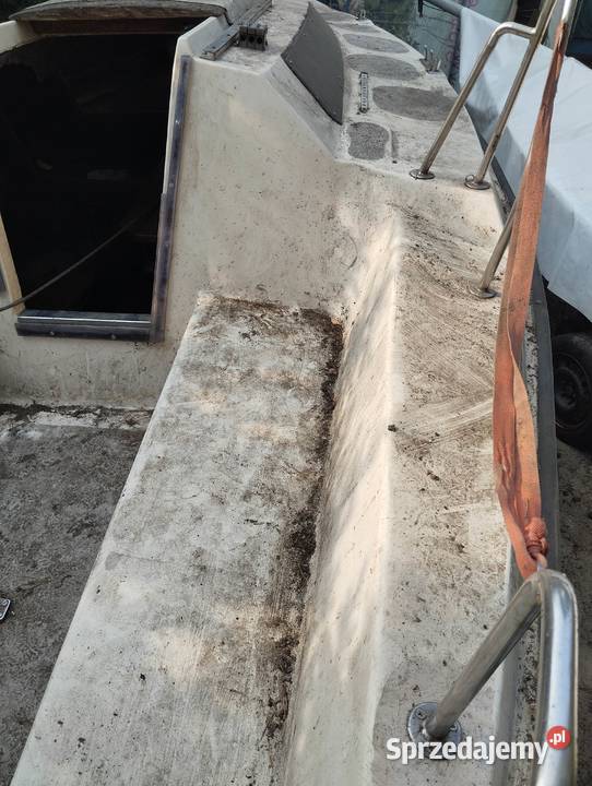 Kadłub Sasanki 620 przedłużanej z masztem i Warszawa