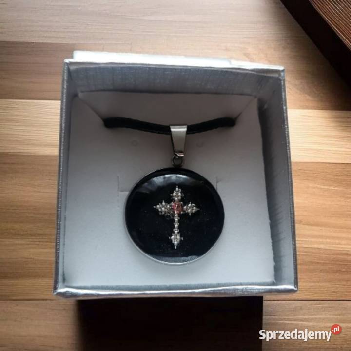 Elegancki wisiorek z krzyżykiem w żywicy na