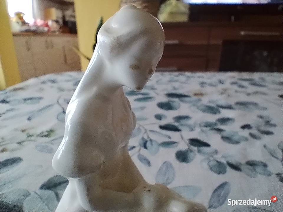 Figurka porcelanowa kobiety c