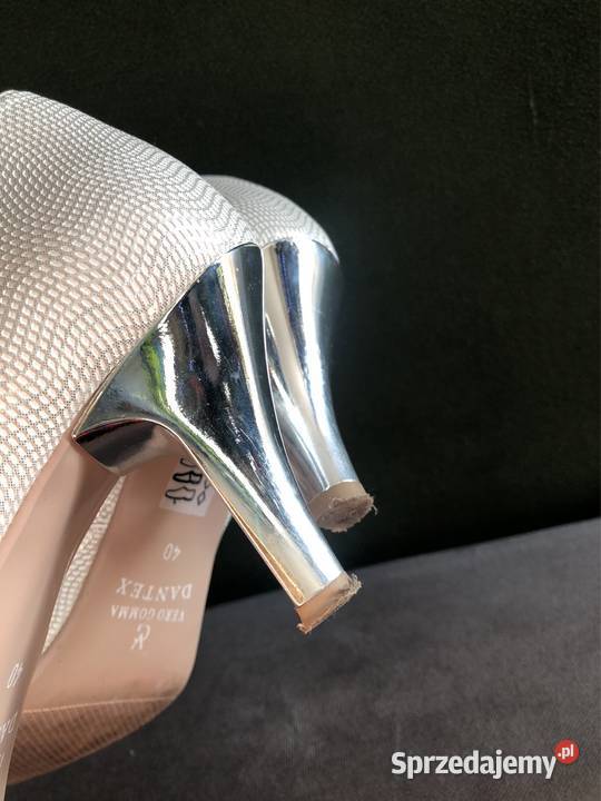 Białe damskie buty w wężowym wzorze imprezy wielkopolskie Kłodawa