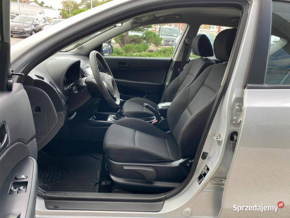 Hyundai i30 klimatyzacja el szyby centralny Rok produkcji 2010