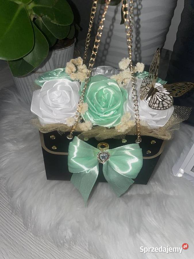 Piękny mały bukiet róż ze wstążki idealny na