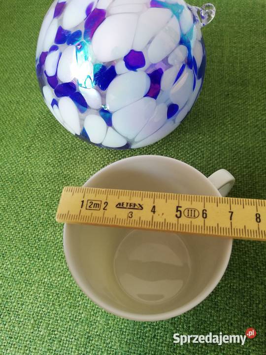 Biała filiżanka z podstawką sygnowana Ropa