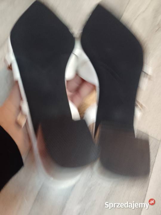 40 Białe czółenka wieczorowe z odkrytą piętą Moda i Styl