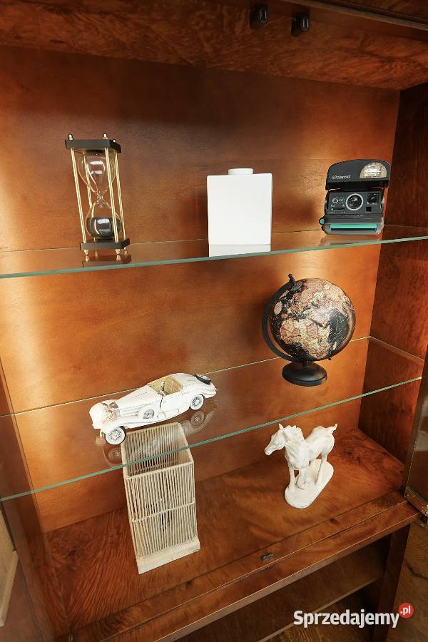 Zabytkowa podświetlana witryna art deco