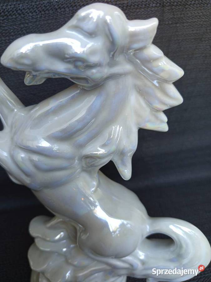 Pięnkną porcelanowa figurkę przedstawiającą mazowieckie Warszawa