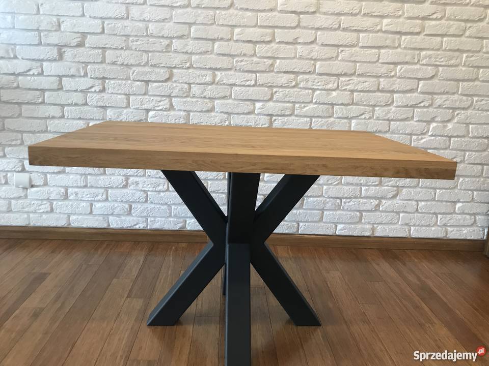 Stół z drewnianym blatem i metalową nogą X w stylu loft