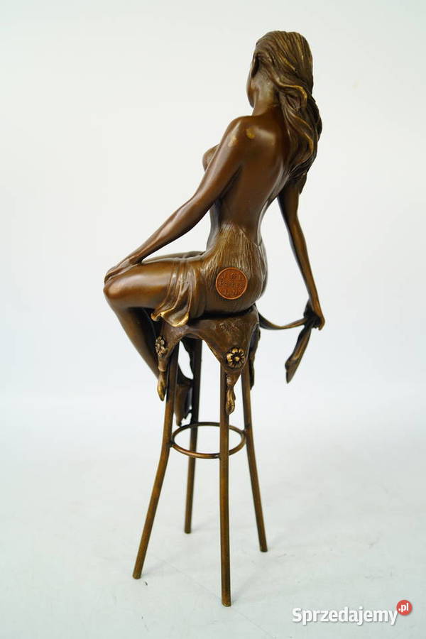 Kobieta siedząca na krześle zmysłowa figura z Gizałki