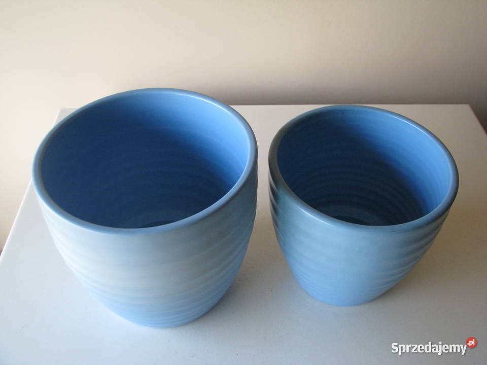Piękne karbowane ceramiczne niebieskie doniczki
