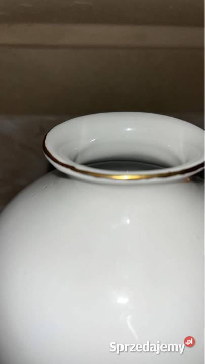 Wazon ze scenkami dworskimi w dwóch medalionach Porcelana i szkło pomorskie Gdańsk