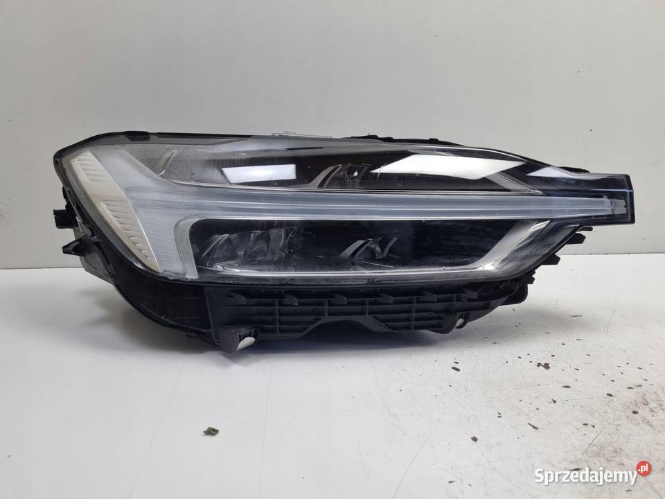 Volvo XC60 II LIFT 21 PRZEDNIA LAMPA PRAWA prawy Chełm