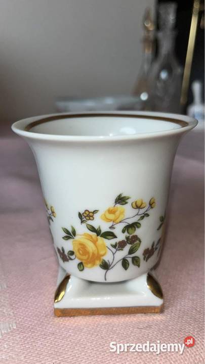 Z białej porcelany wazonik Z żółtymi różami Na Gdańsk