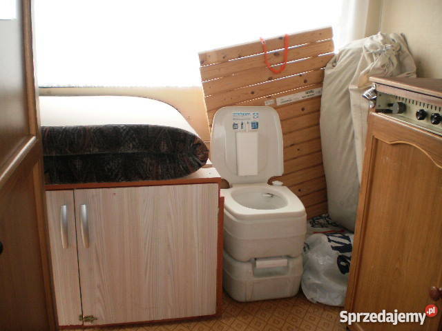 Fajna przyczepa kempingowa z panelem i łódzkie Strzałki