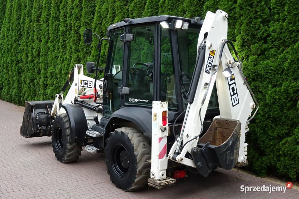 na równych kołach JCB 2CX 3CX Koparkoładowarka Góra Kalwaria