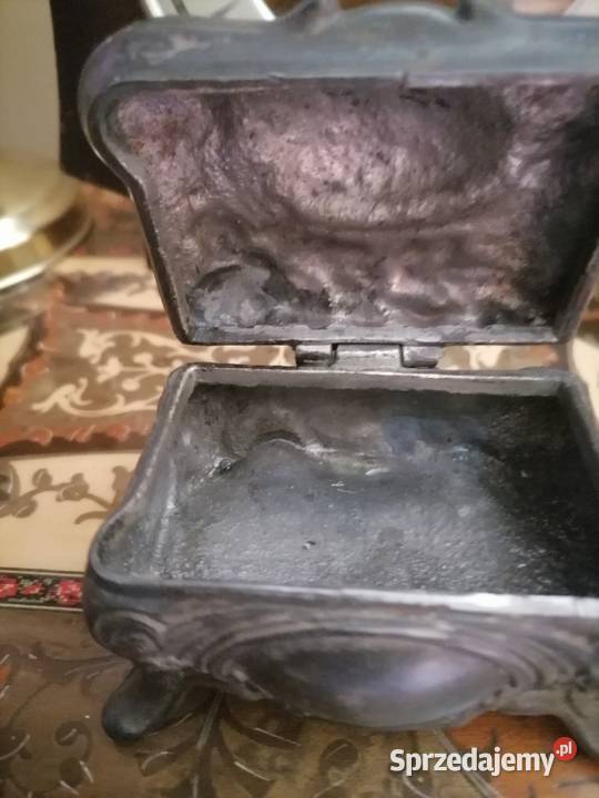 Stara szkatułka zdobiona ornamentami