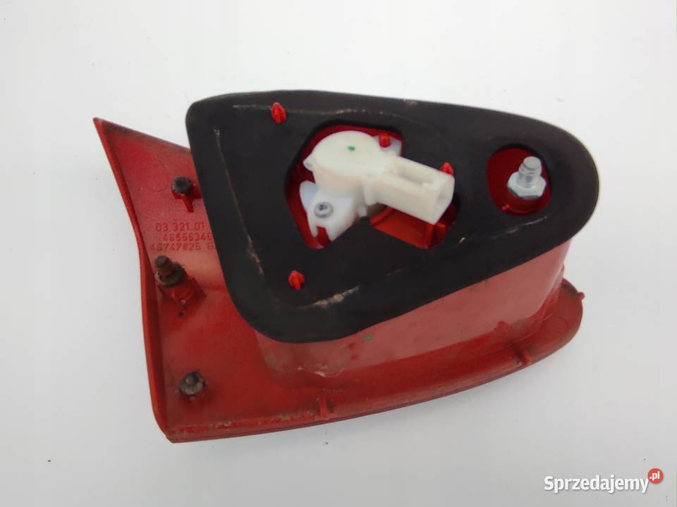 LAMPA PRAWA TYŁ W KLAPĘ ALFA ROMEO 147 937 3D Nowy Tomyśl