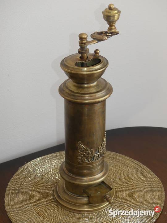 Piękny mosiężny młynek do kawy sygnowany Antyki