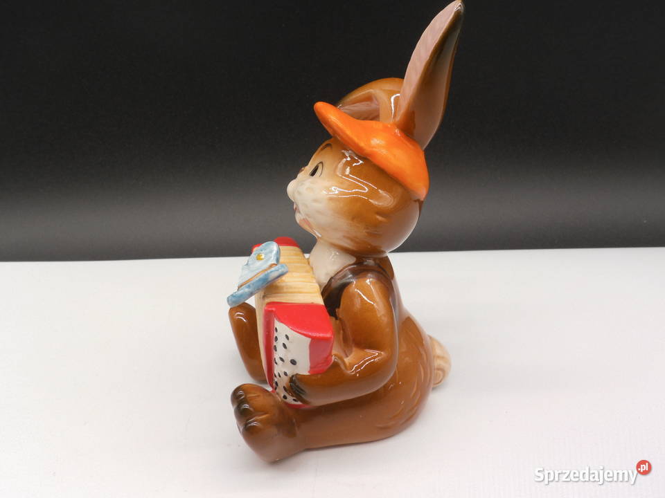 Figurka królika grającego na akordeonie marki