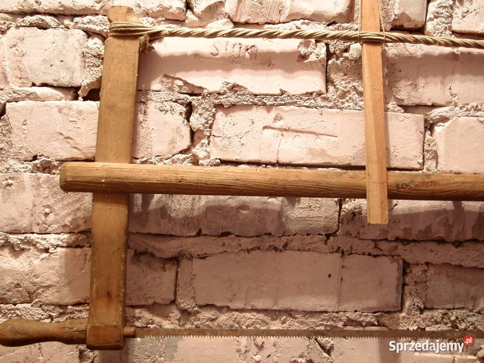 Zabytkowa duża ręczna piła do drewna w starym Łódź