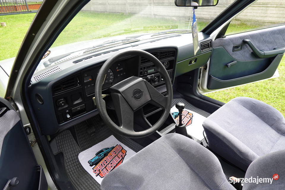 UNIKAT Opel Ascona C 1987 16 Benzyna 75 Przebieg welurowa tapicerka Zgierz