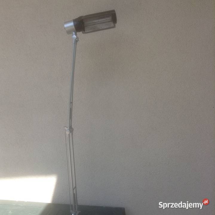 Lampka biurkowa z regulacją ustawienia w wielu