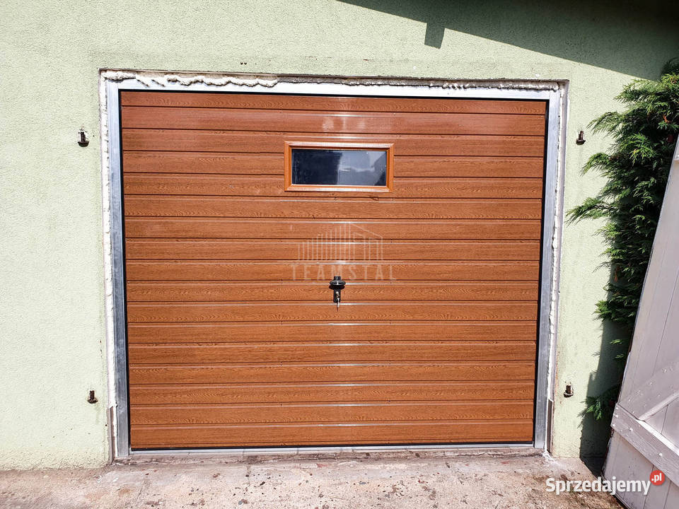 Bramy garażowe ze świetlikiem na wymiar Morąg