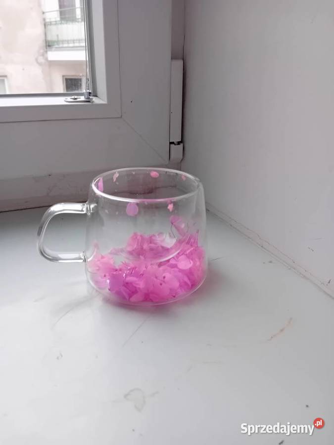 walentynkowy szklany kubeczek z płatkami kwiatów przezroczysty Warszawa
