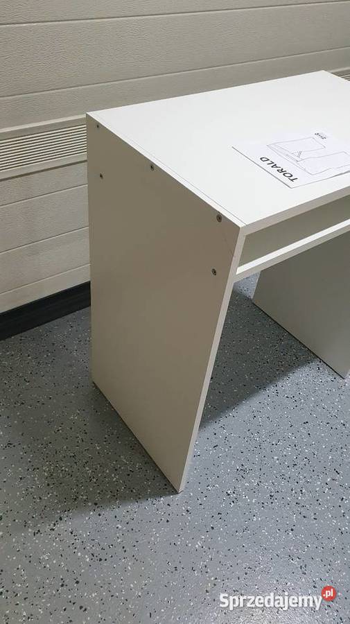 Małe białe biurko Torald z Ikea Gnieżdżewo