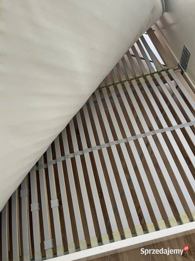 Łóżko w stanie stabilne i solidne wykonane z Straszyn