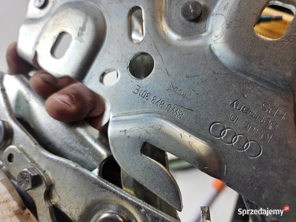 AUDI A4 B9 8W ZAWIAS MASKI LEWY PRZÓD 8W0823301E Międzychód