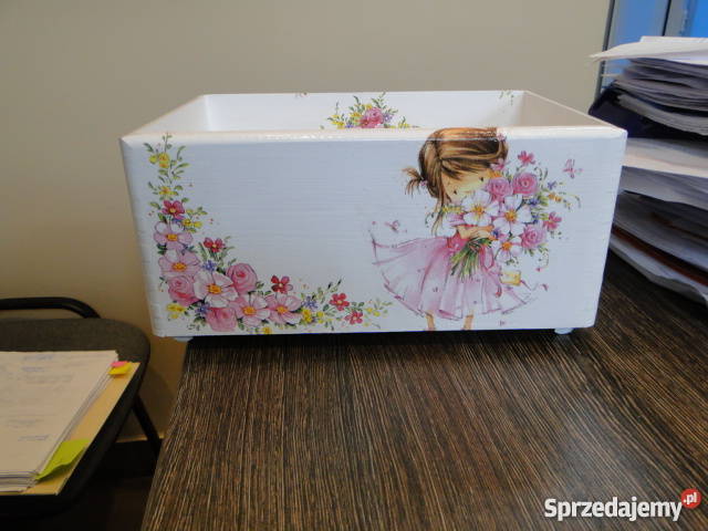 Otwarty kufer pojemnik decoupage z dziewczynką