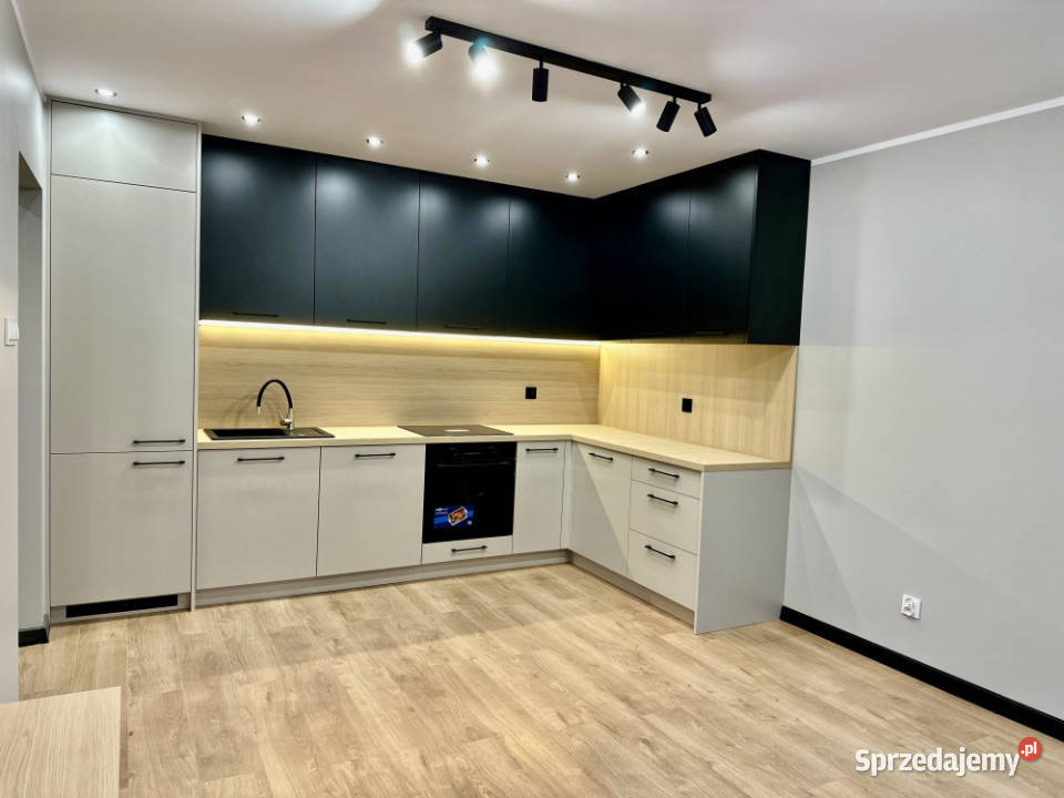 2 POKOJE SALON Z ANEKSEM PRALNIAGARDEROBA Rok budowy 1978 Sosnowiec