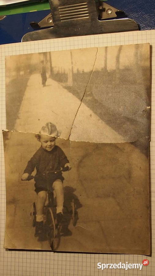 Fotografia dziecko na trójkołowym rowerku czasy Tychy