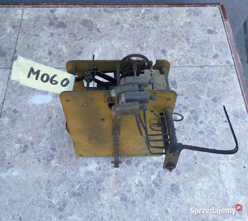 M060 Mechanizm starego zegara ściennego cztery Tczew