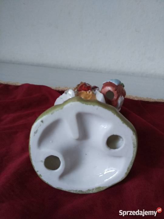 Figurka młodzieniec z koszem sprzedam